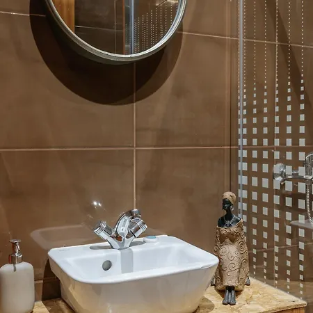 Aquilla's Family 102 By Mycelia بيت ضيافة *